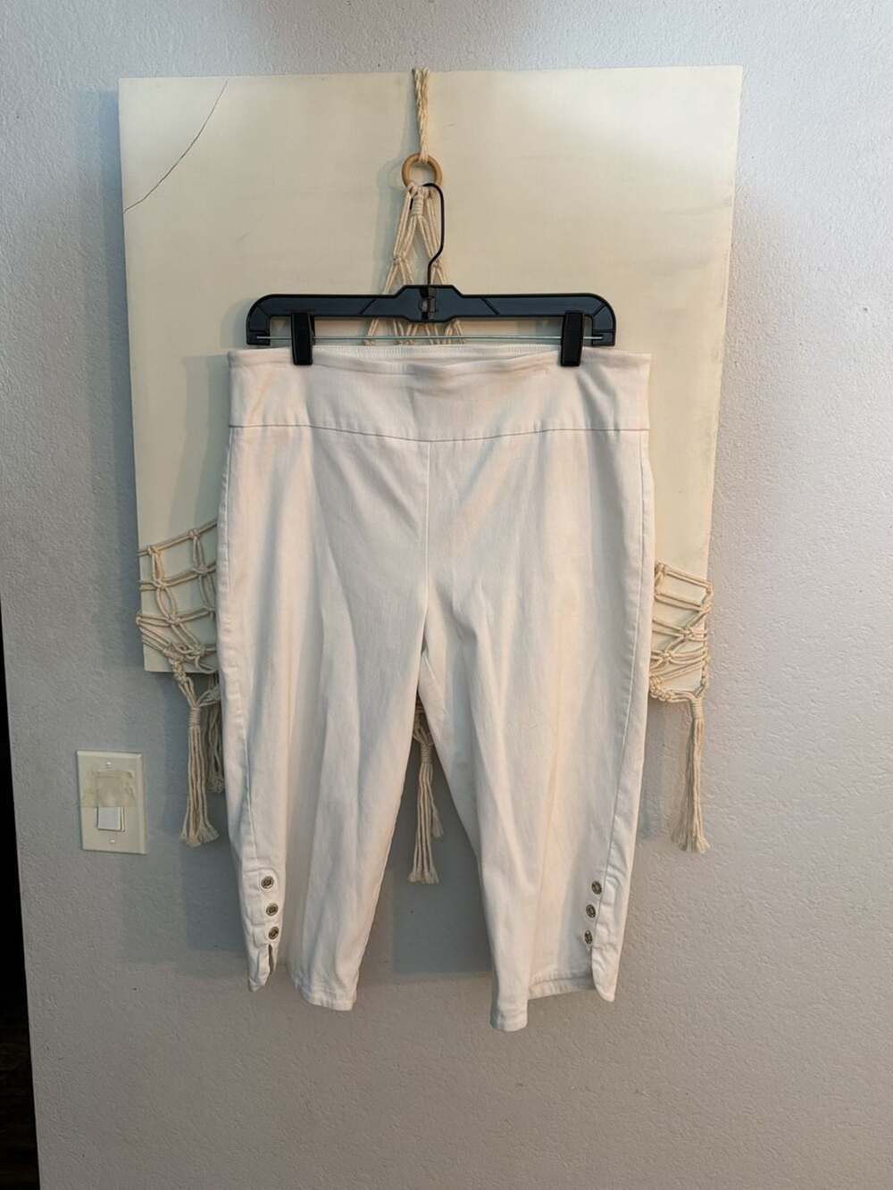 Attyre New York Women's White Pull-On Capri Pants with Button Detail Hem Size 12